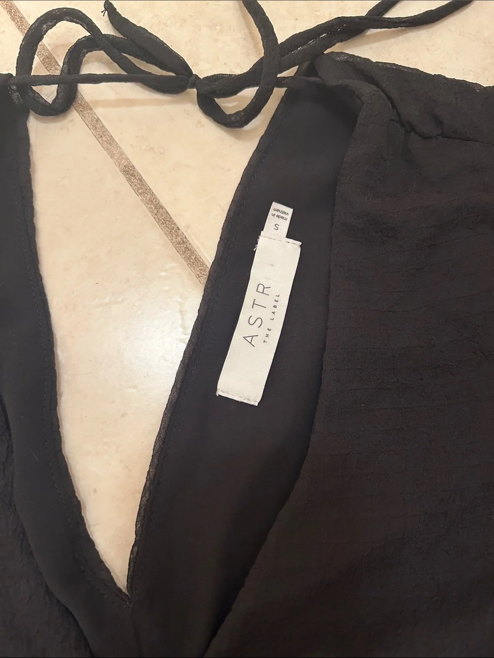 Astr Black Puff Sleeve Cropped V-Neck Tie-Back Blouse